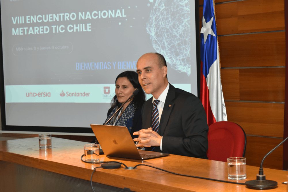 El rector de la Universidad de Talca y presidente de MetaRed TIC Chile, Carlos Torres presentó los lineamientos estratégicos de la red para el bienio 2025-2026.