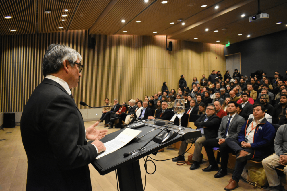 “Aquí hemos visto casos que van desde la predicción de riesgos para la convivencia escolar en un establecimiento educacional hasta procesos masivos como las listas de espera en los hospitales, donde la inteligencia artificial se usa para detectar anomalías en esas listas, casos que no están respondiendo a lo que se esperaría dentro de lo que es el desarrollo y la prestación de los servicios”, comentó el Ministro.