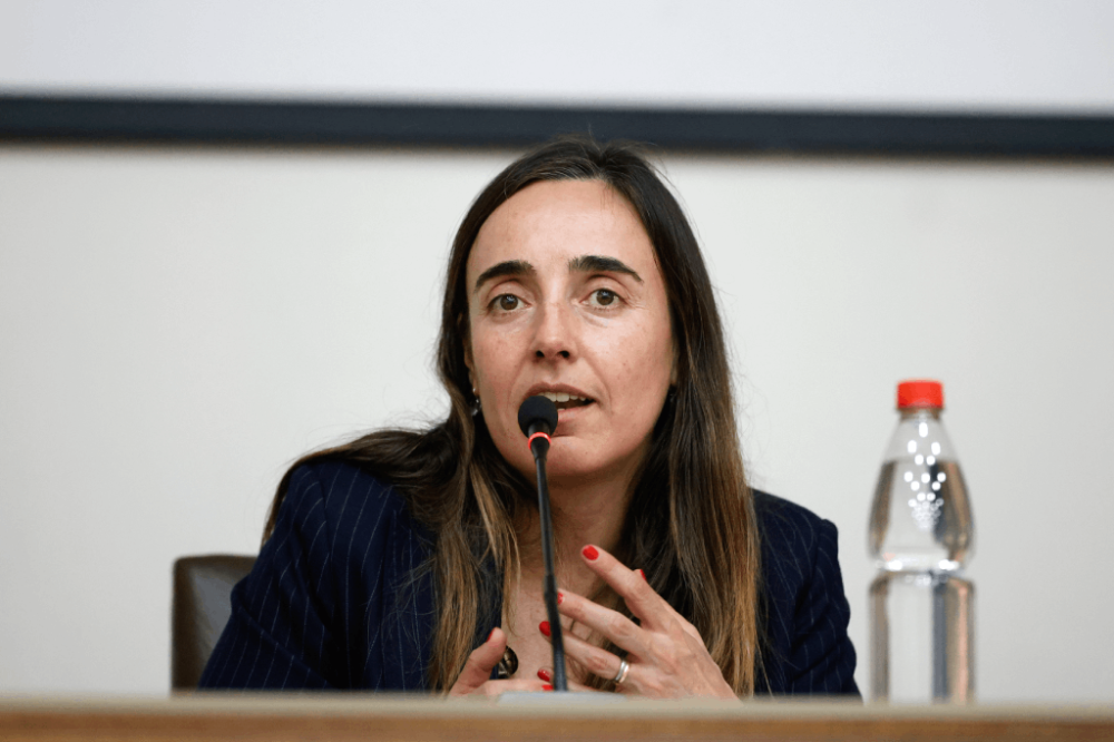Para la vicerrectora de Inteligencia Digital de la Pontificia Universidad Católica de Chile, Paula Aguirre, la misión universitaria no cambia con la IA: formar personas y producir conocimiento. La IA es un medio para cumplir esa función, no un fin en sí mismo.