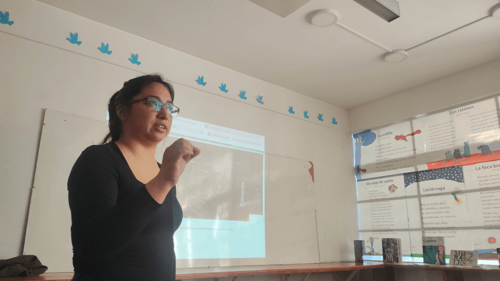 Sara Rojas, relatora del curso, recalcó que destacó la importancia del vínculo con los colegios, porque la inteligencia artificial generativa tiene implicancias tanto positivas como negativas, por lo que resulta esencial contar con profesores capacitados en esta tecnología.