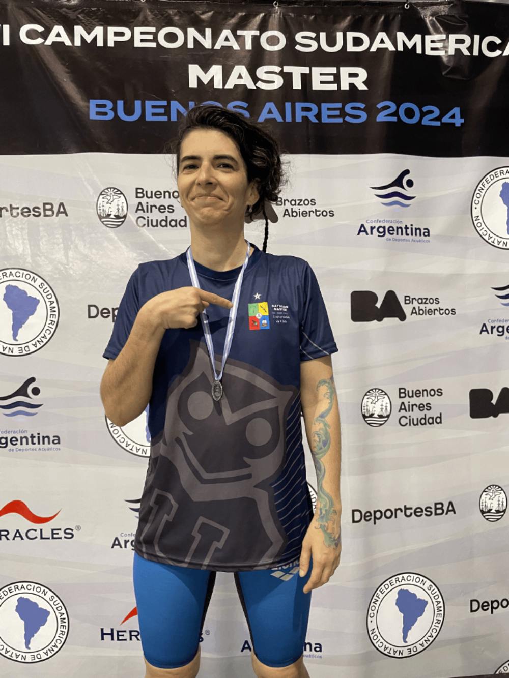 Es campeona nacional en 100 y 200 metros espalda, con tiempos de 1:33 y 3:19 respectivamente, y octava sudamericana en la categoría Máster E (45 a 49 años). Además, compite en pruebas como 200 combinado, 800 y 400 libre, y 100 mariposa. En el último nacional obtuvo plata en 400 combinado y 200 mariposa.