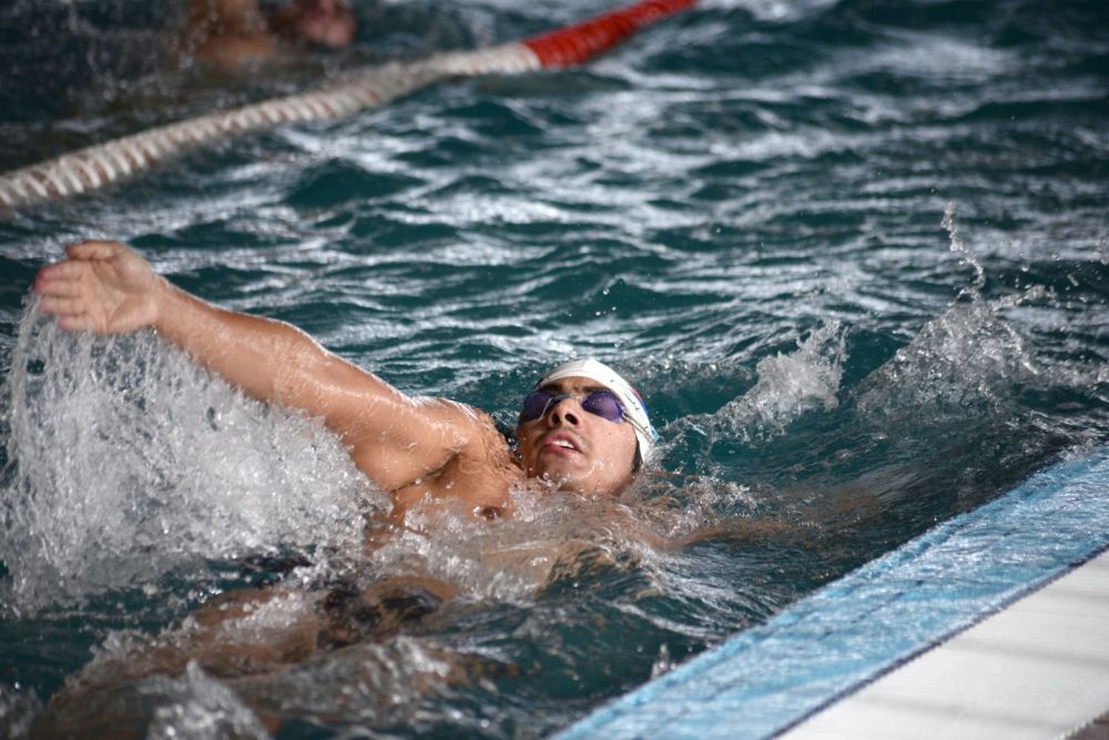 Natación en la piscina del Polideportivo Juan Gómez Millas