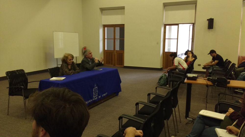Gilda Gnecco y Álvaro Varela, Asociación de ex Trabajadores de la Vicaría de la Solidaridad conversando con los/as estudiantes.