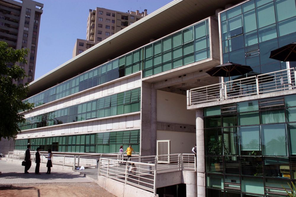 Faculdade de Economia e Negócios 