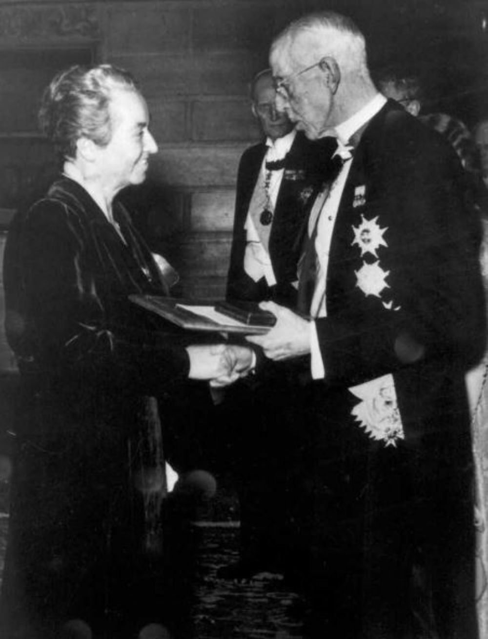 Gabriela Mistral en la entrega del Premio Nobel