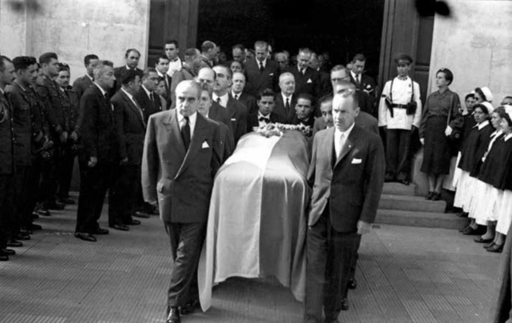 El Rector Juan Gómez Millas y los miembros del Consejo Universitario sacan el féretro de Gabriela Mistral del Salón de Honor de la Casa Central