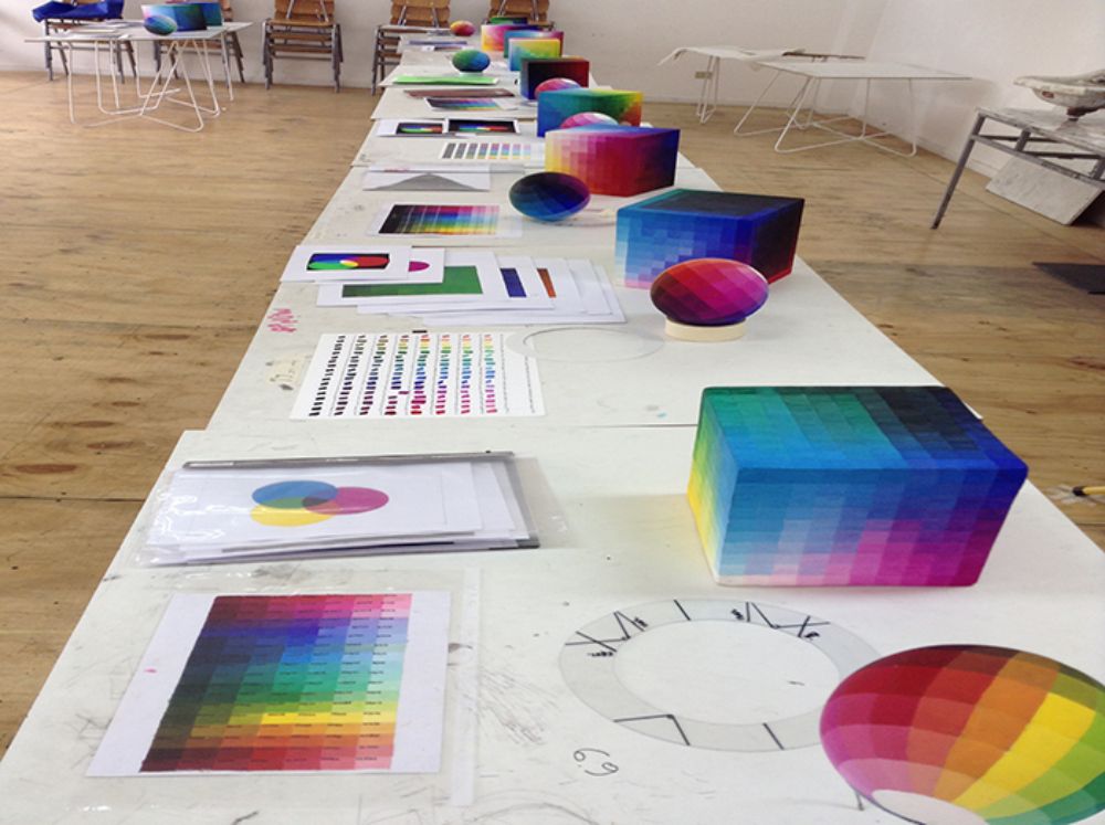 Con recursos equivalentes a los 60 millones de pesos, la iniciativa financiará proyectos de creación disciplinarios e interdisciplinarios generados por grupos académicos/as.