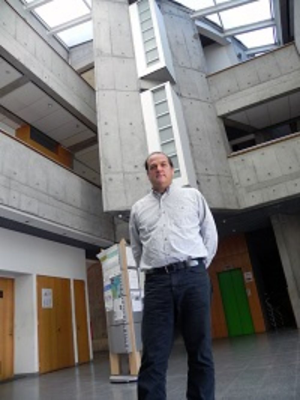 El profesor Allende explica que este proceso no debería sentirse como una "carga" por los académicos, al contrario, "queremos orientarlos en su carrera para tener éxito".