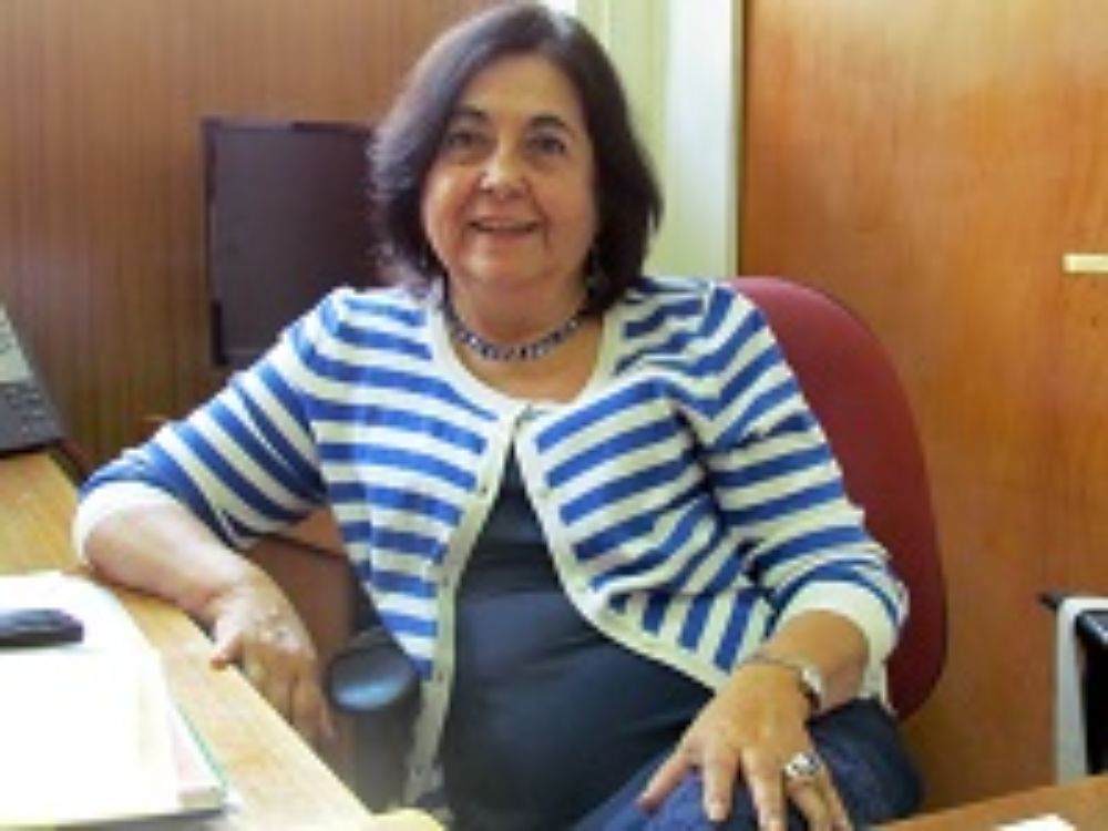 Ella y otros pocos rostros femeninos destacan en medio de la predominante presencia masculina de este mundo de laboratorios y experimentos complejos.