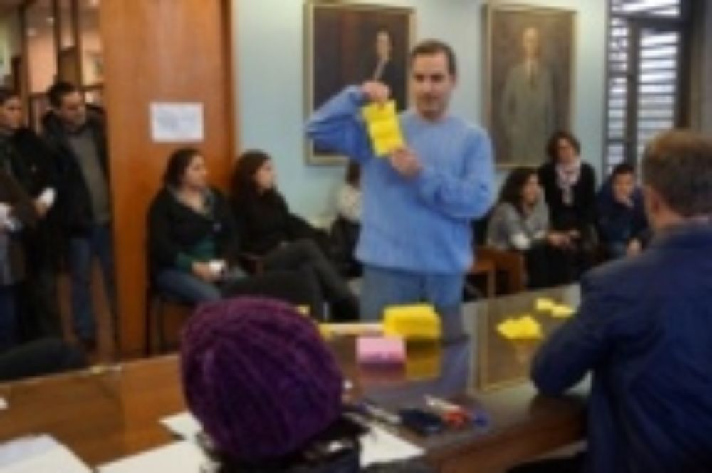 Profesor Laureano Checa durante el conteo de votos.