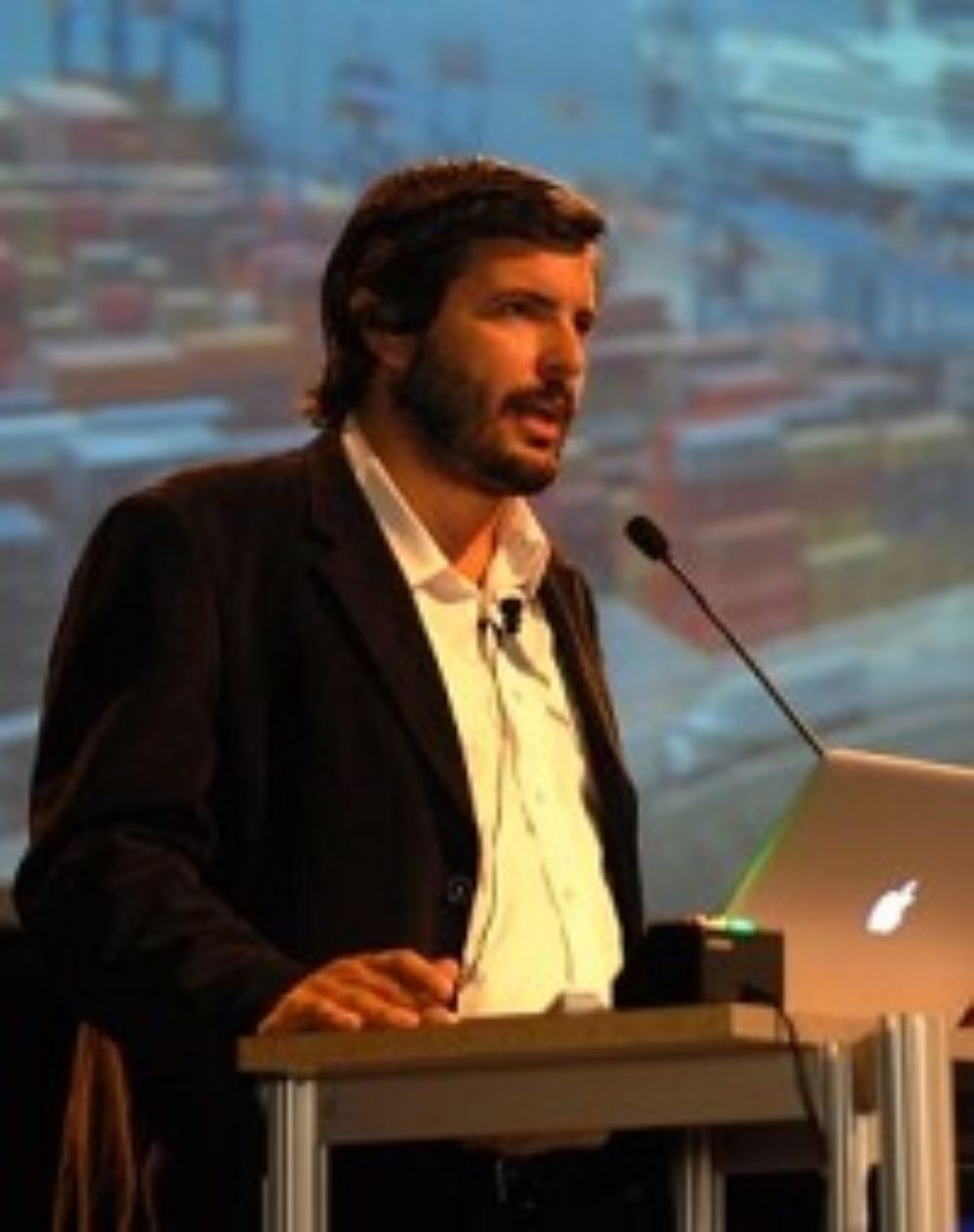 El académico FAU viajó junto con una profesora de Taller y 28 alumnos para analizar los problemas de infraestructura y transporte de Antofagasta.