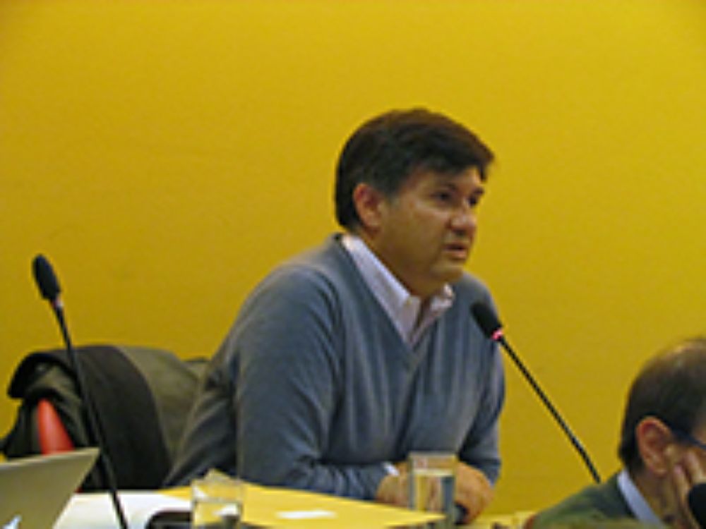 El Profesor Hugo Sánchez presentó ante la Plenaria, el Proyecto de Reglamento de Remuneraciones para el personal de la Universidad de Chile.