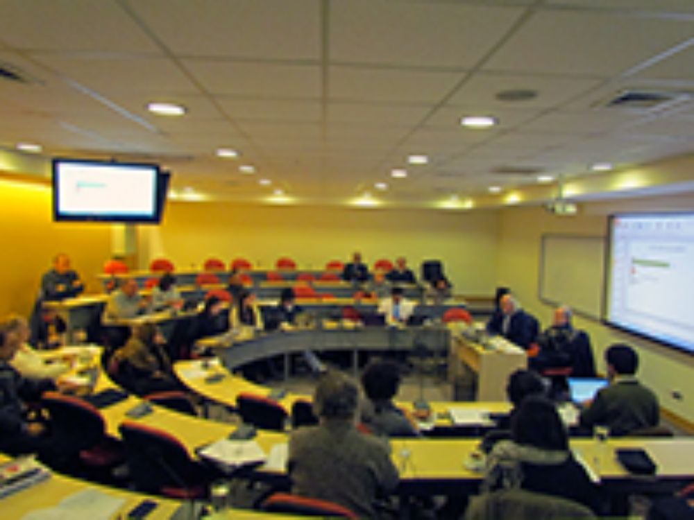 Por 26 votos a favor y una abstención, la Plenaria del 26 de junio de 2014 aprobó discutir por "vía rápida" el Proyecto de Reglamento de Remuneraciones para el personal de la Universidad de Chile.