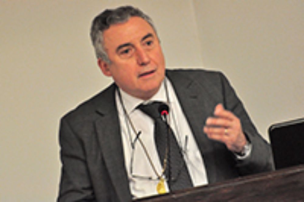 Rector Ennio Vivaldi ofreciendo un saludo a la comunidad de la Facultad de Ciencias Veterinarias y Pecuarias.