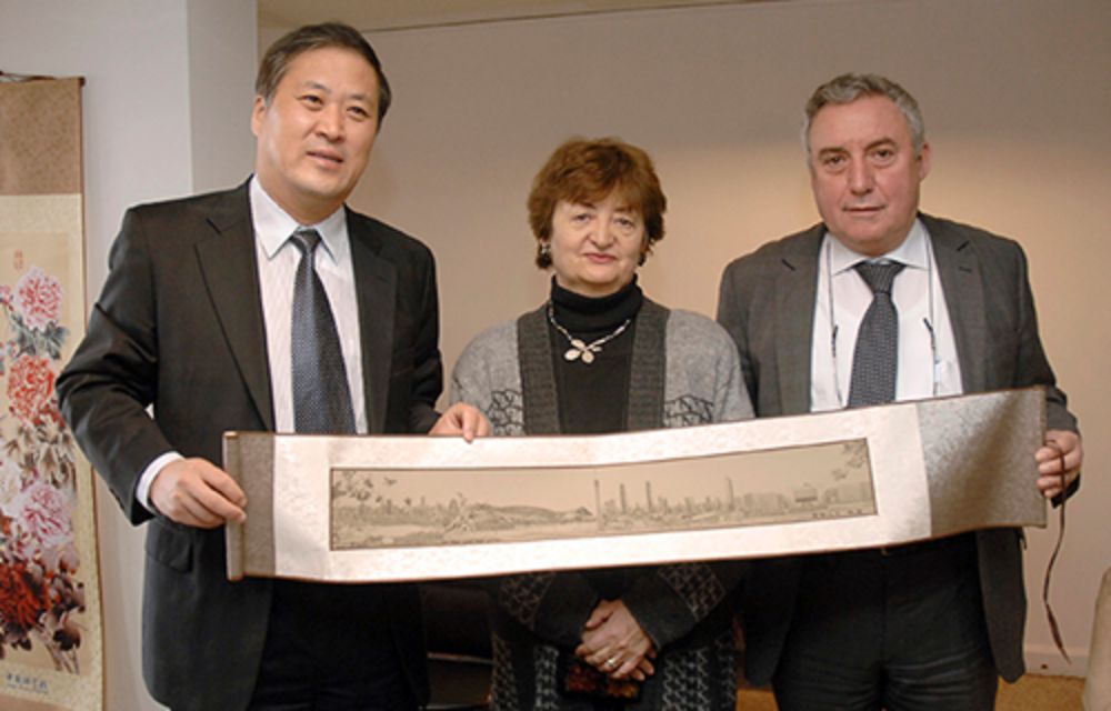 Rector de la Universidad de Jinan, Hu Jun, junto a la Decana de la Facultad de Filosofía y Humanidades María Eugenia Góngora y el Rector de la Universidad de Chile, Ennio Vivaldi. 