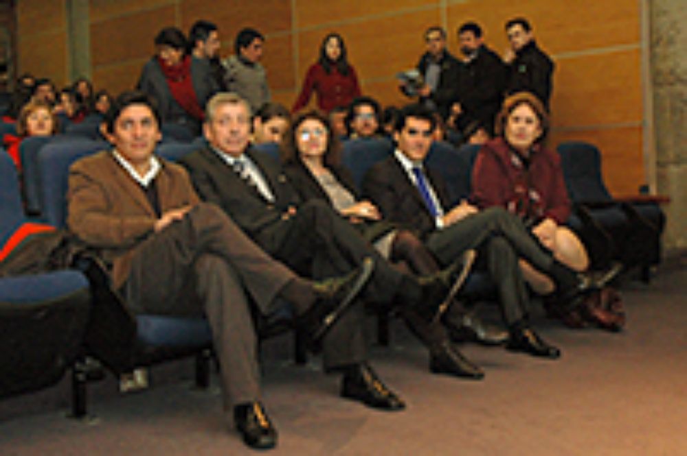 El público puso atención a los detalles de la campaña.