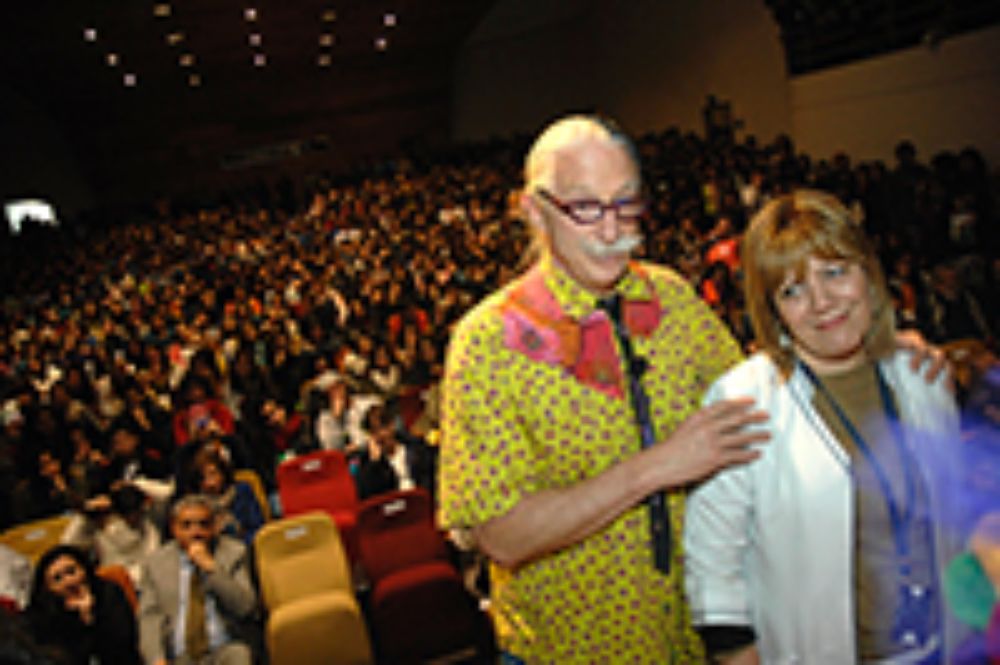 Estudiantes, académicos y funcionarios asistieron a la conferencia de Patch Adams ofrecida ayer en la Facultad de Medicina. 