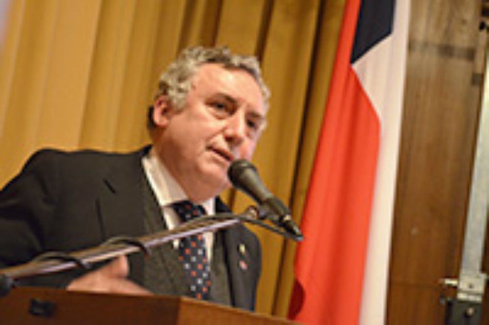 El Rector Vivaldi dirigiéndose a los asistentes a la ceremonia en la que fue declarado Hijo Ilustre de Concepción, en las dependencias del municipio. 