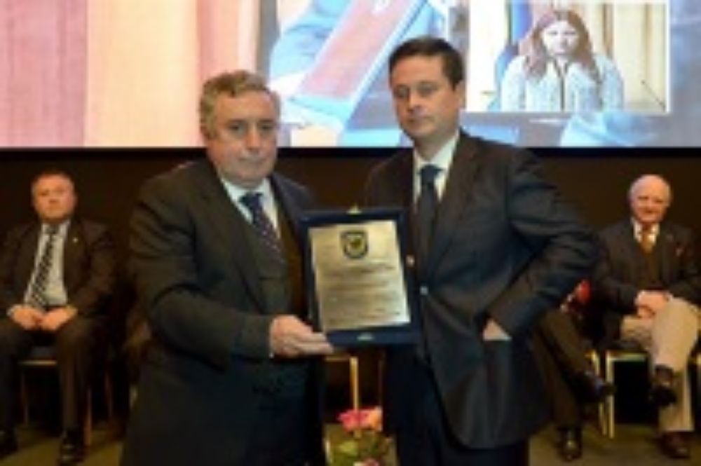 Recibió de parte del edil de Concepción el decreto y una placa conmemorativa.