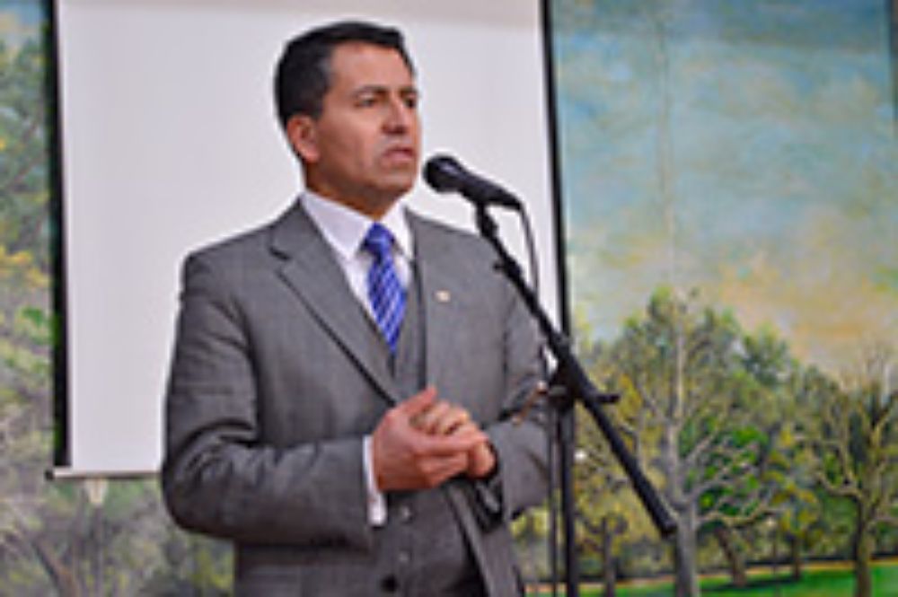 El Rector del Liceo Enrique Molina Garmendia, Ricardo Morales, cuya comunidad reconoció a Ennio Vivaldi como "HIjo Ilustre del Liceo".