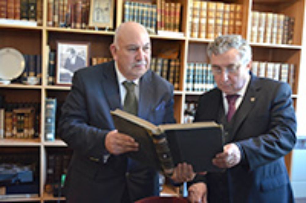 Ennio Vivaldi realizó un recorrido por el Liceo, donde visitó la Sala del Patrominio, donde se guarda el acervo histórico del establecimiento que este año cumplió 191 años de existencia.