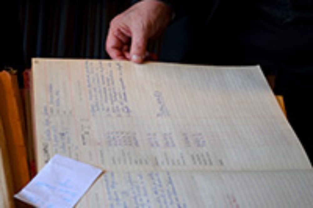 En el recorrido el Rector puso acceder a los libros donde quedaron registradas sus calificaciones hasta el año 1966, donde egresó del Liceo.