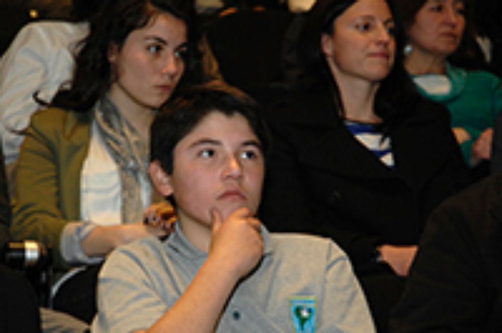 Asistentes a la entrega de este fondo, otorgado por la Vicerrectoría de Extensión y Comunicaciones de la Universidad de Chile. 