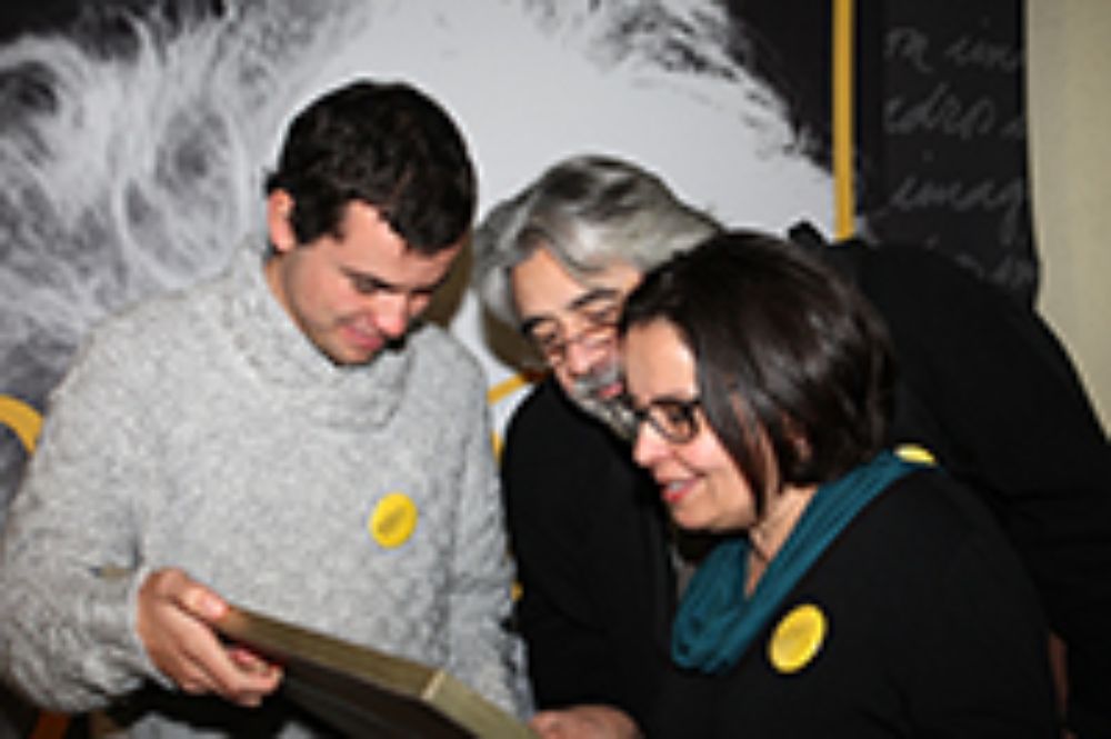 Ministra Barattini junto al diputado Roberto Poblete y el nieto de Nicanor Parra observando el acta de nacimiento del antipoeta. 