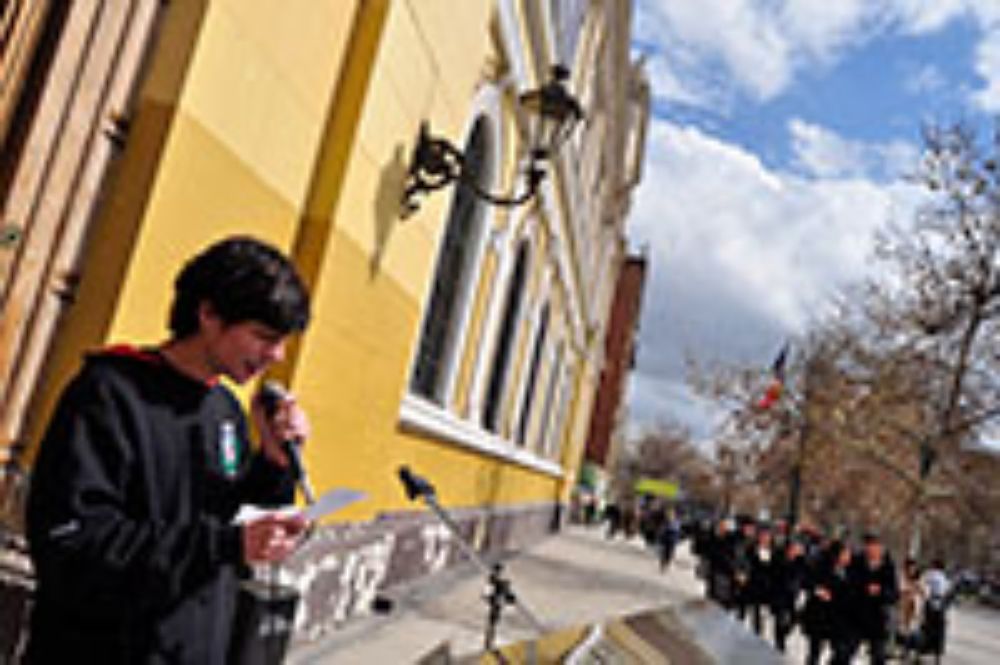 Una vez que paró la lluvia la lectura se trasladó al frontis de la Casa Central.