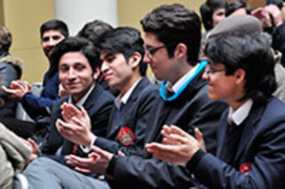 Estudiantes del Instituto Nacional, del Instituto Barros Arana y del Liceo José Victorino Lastarria estuvieron presentes en la actividad.