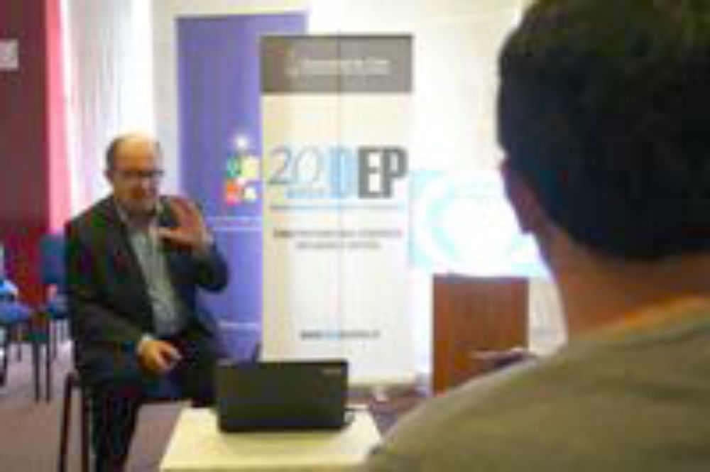 El catedrático español Antonio Bolívar dio cuenta de las fuertes diferencias laborales que existen entre los profesores de España y Chile.