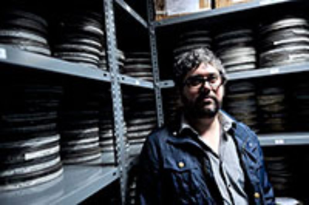 El profesor Luis Horta explica que la preocupación por el patrimonio audiovisual es permanente y no es entendida por el equipo de la Cineteca de la Universidad de Chile como una mera tarea. 