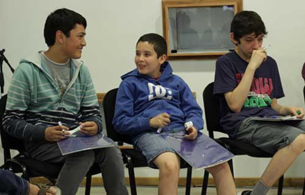 Adultos y también muchos niños y jóvenes concurrieron al curso ¿Las matemáticas son un arte¿, a cargo del académico de la Facultad de Ciencias  Jorge Soto, y su asistente la socióloga María Paz Aedo.