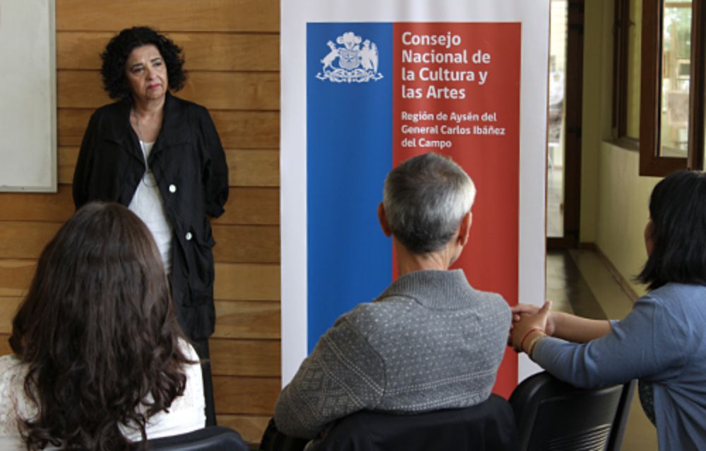 En el marco de su charla "Periodismo y descentralización", la Vicerrectora de Extensión y Comunicaciones, Faride Zeran, realizó un homenaje al fallecido cronista Pedro Lemebel.