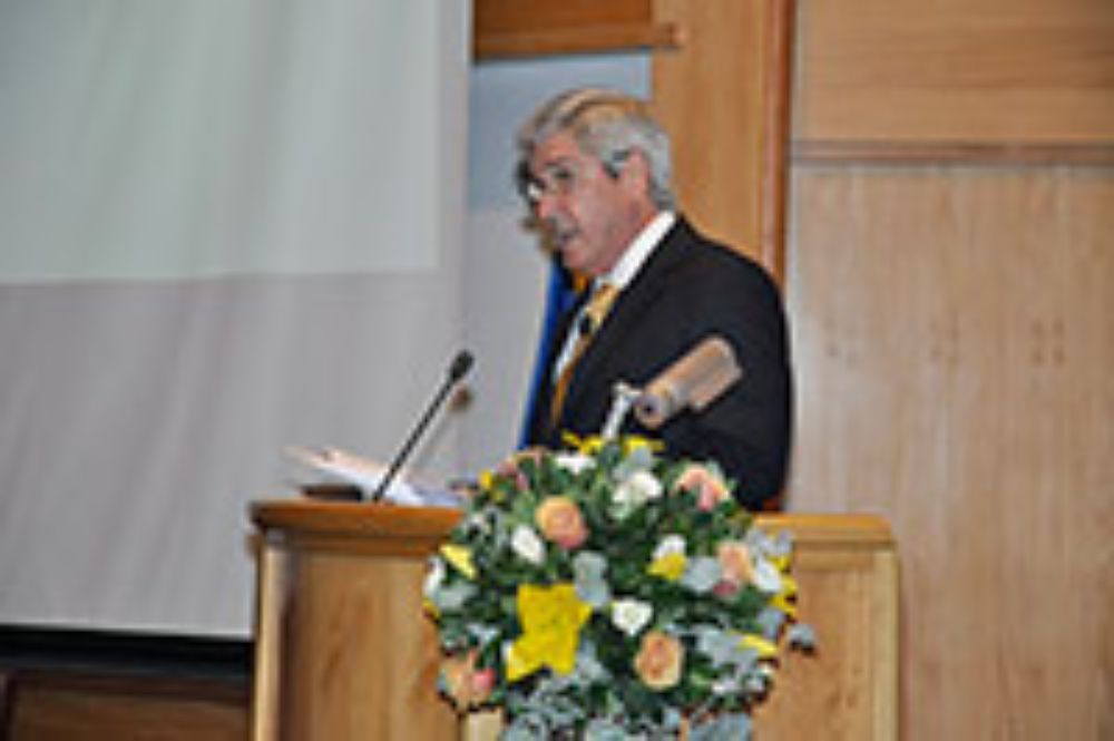 El Decano Arturo Squella dando la cuenta pública de su gestión. 