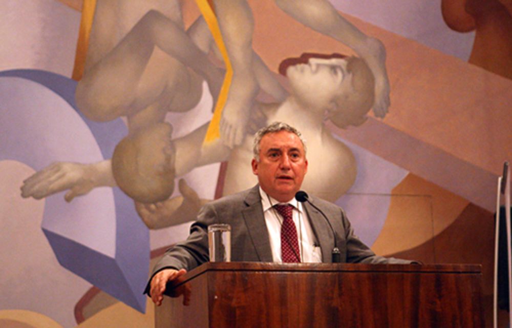 El Rector Ennio Vivaldi celebró las medidas que apuntan a la equidad de género en la U. de Chile, advirtiendo que con ellas "no se les está regalando nada a las mujeres".