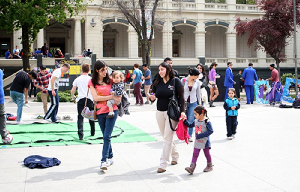 La U. de Chile proveerá los terrenos donde se instalarán los jardines, que atenderán a cuarenta lactantes de entre 0 y 2 años, y a cuarenta y ocho niños de entre 2 y 4 años. 
