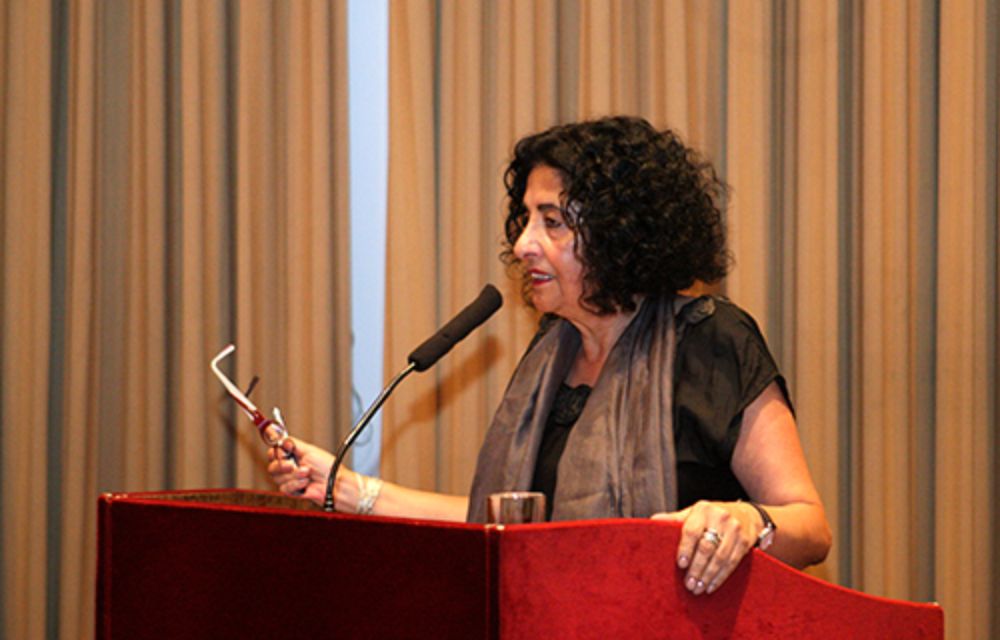 La Vicerrectora de Extensión y Comunicaciones, Faride Zeran, presentó a la galardonada. 