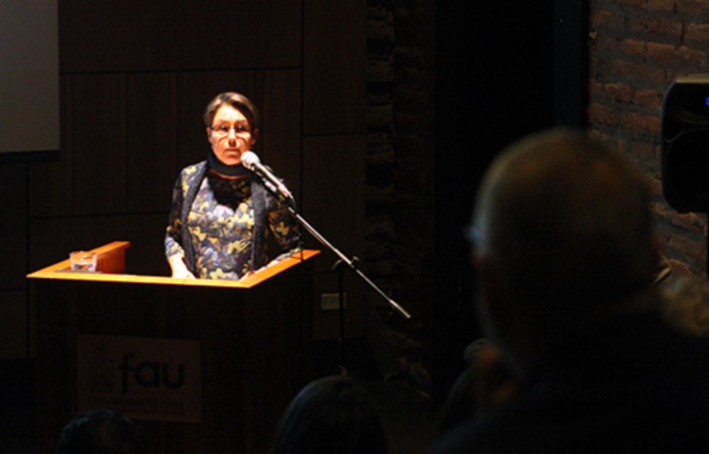 Carolina Guzmán, investigadora del Centro de Investigación Avanzada en Educación (CIAE), fueron las encargada de presentar el libro "El diseño de Syllabus en la educación superior".