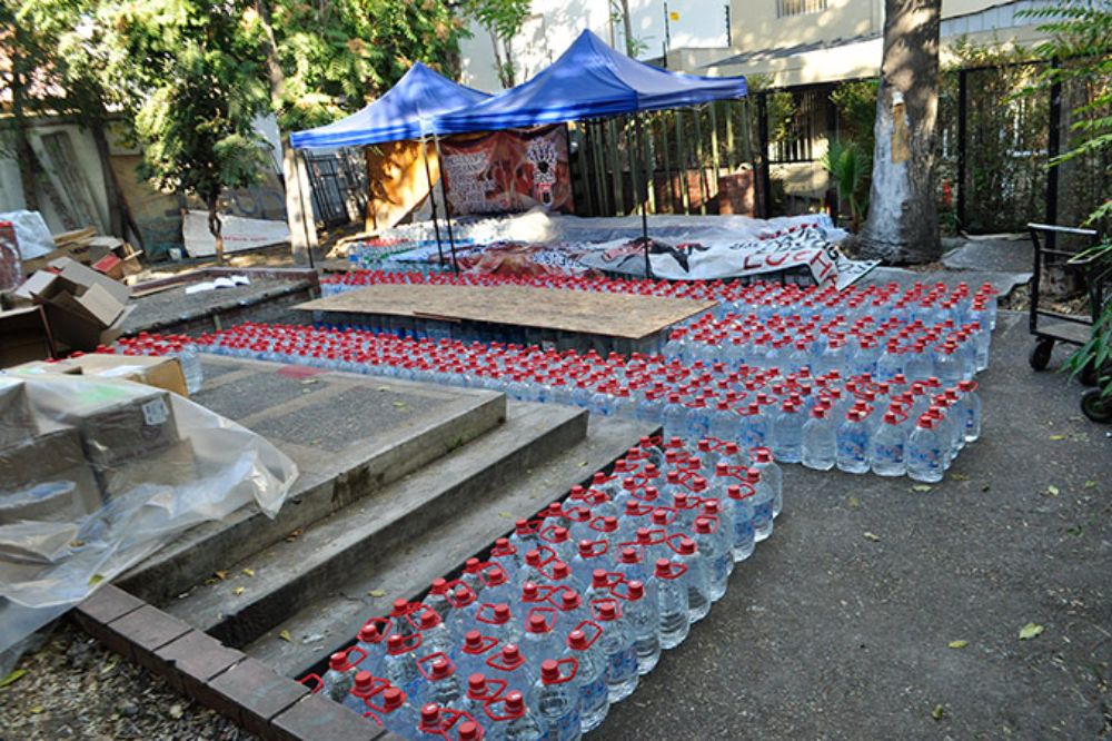 El envío consistió en dos toneladas y media de agua envasada para los afectados por los aludes en el norte del país.