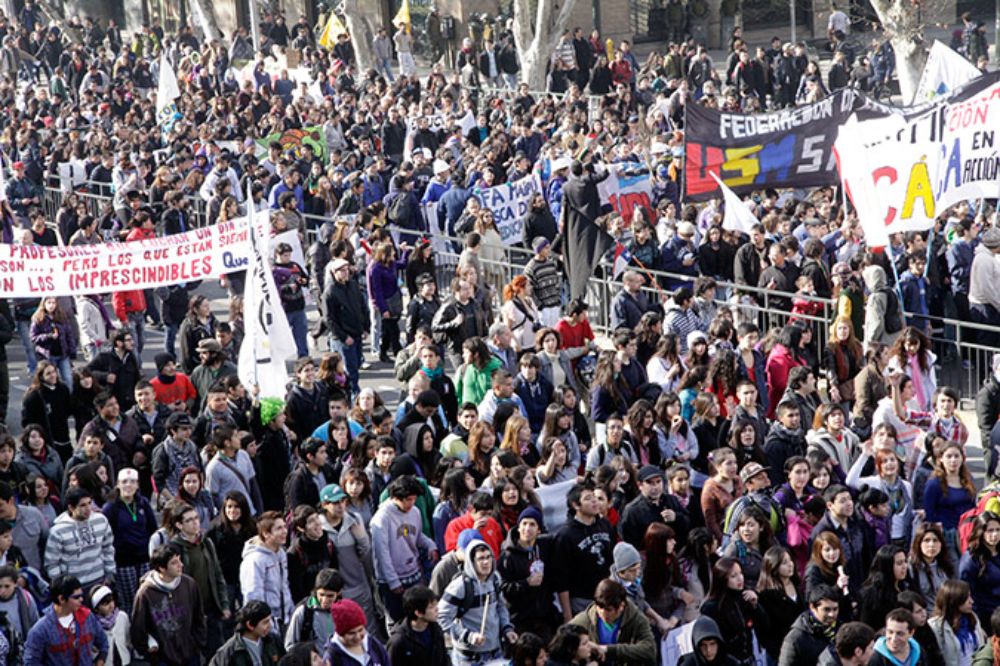 En una posición contraria se sitúa Jorge Barrera quien negó la existencia de una crisis de legitimidad en las instituciones y afirmó que el eje debería estar en el cumplimiento de la ley.