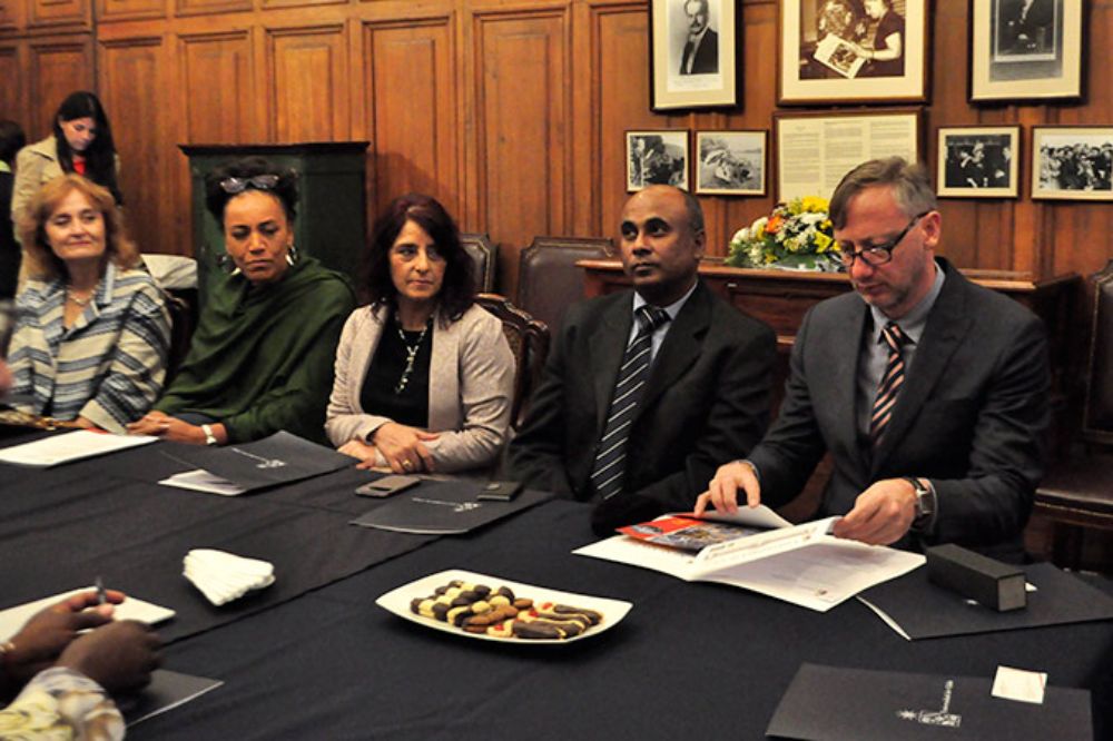 El Director Ihron Rensburg expresó su satisfacción por la reunión y manifestó su deseo por desarrollar una importante colaboración con la Universidad de Chile.