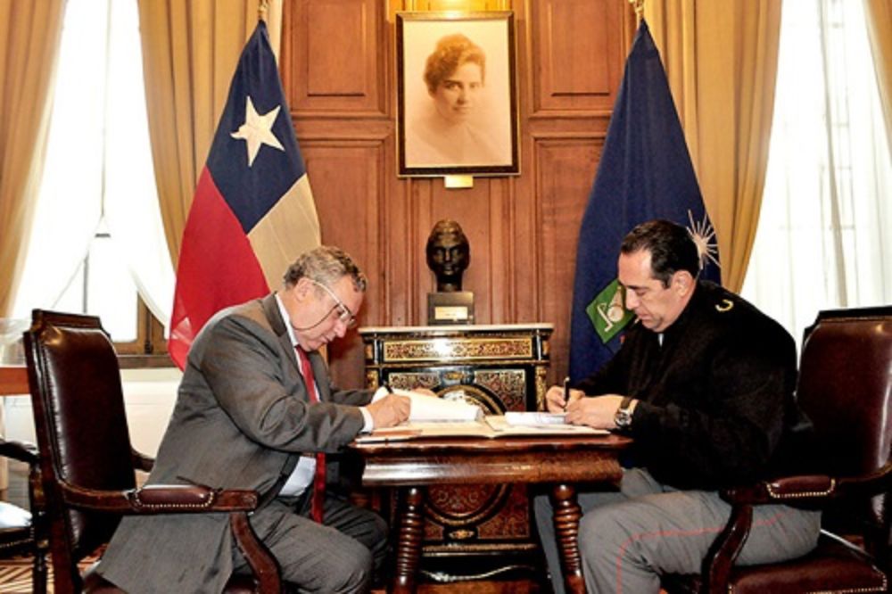 Este martes 14 de abril en la Casa Central el Rector Vivaldi y el Comandante de la División Educación, General de Brigada Hernán Ramírez firmaron el Convenio Específico de Cooperación Académica.