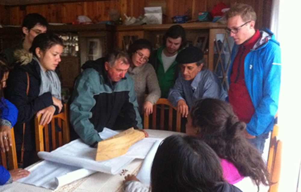 La Decana Marcela Pizzi encabezó la delegación de la FAU que recibió de la delegación de Chiloé del Colegio de Arquitectos. 