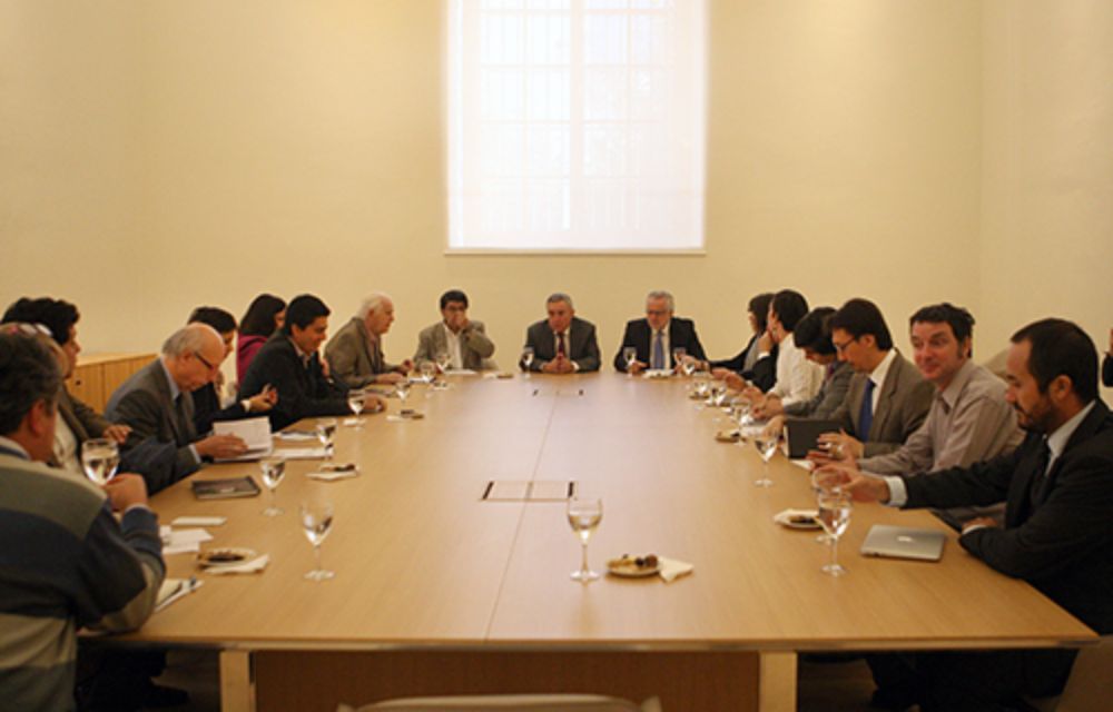 La reunión entre profesionales y expertos de ambas instituciones se realizó este jueves 23 de abril en la Casa Central de nuestra Universidad.