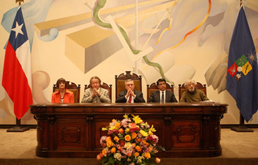 La vicerrectora Rosa Devés junto al Jefe de la División de Educación Superior del MINEDUC, Francisco Martínez, El Rector Vivaldi, el prorrector Sergio Jara y el profesor Humberto Maturana. 