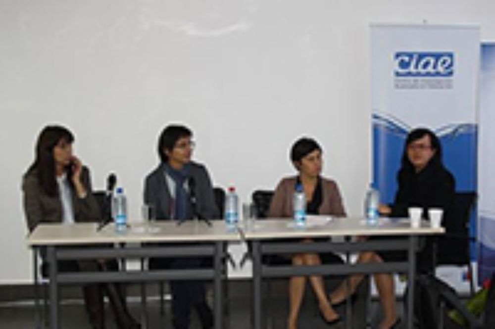 El panel integrado por Valeska Grau (Escuela de Sicología, UC), Marcela Pardo (CIAE, U. de Chile), Isabel Zúñiga (Fundación Mis Talentos) y Marcela Salinas (Facultad Educación, UC). 