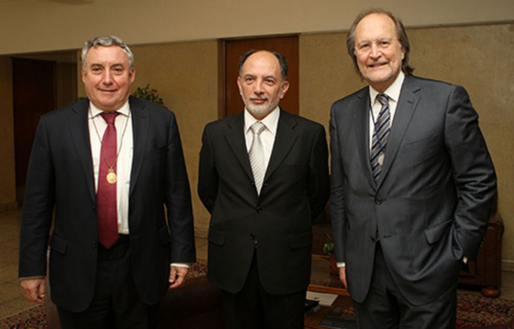 Además del Decano Davor Harasic y el Rector Ennio Vivaldi, estuvo presente el Presidente de la Corte Suprema Sergio Muñoz.