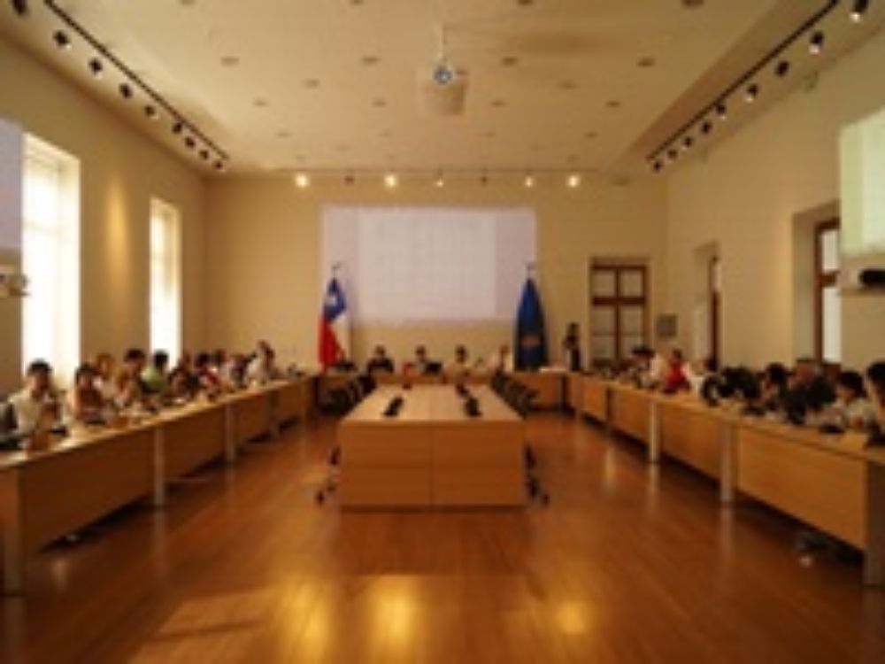 Normalmente, la plenaria del Senado Universitario se reúne cada jueves en el salón Valentín Letelier de Casa Central.