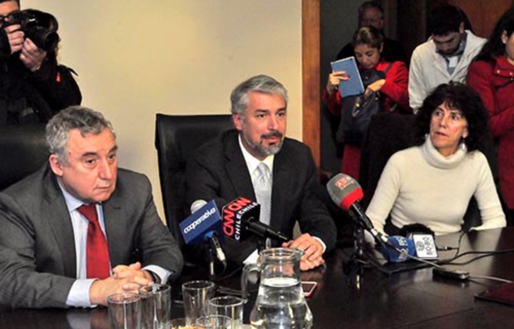 El Rector Vivaldi junto al ministro de Cultura Ernesto Ottone y la Directora de Barrios, Patrimonio y Turismo de la Municipalidad de Providencia, Marisol Soboribo.